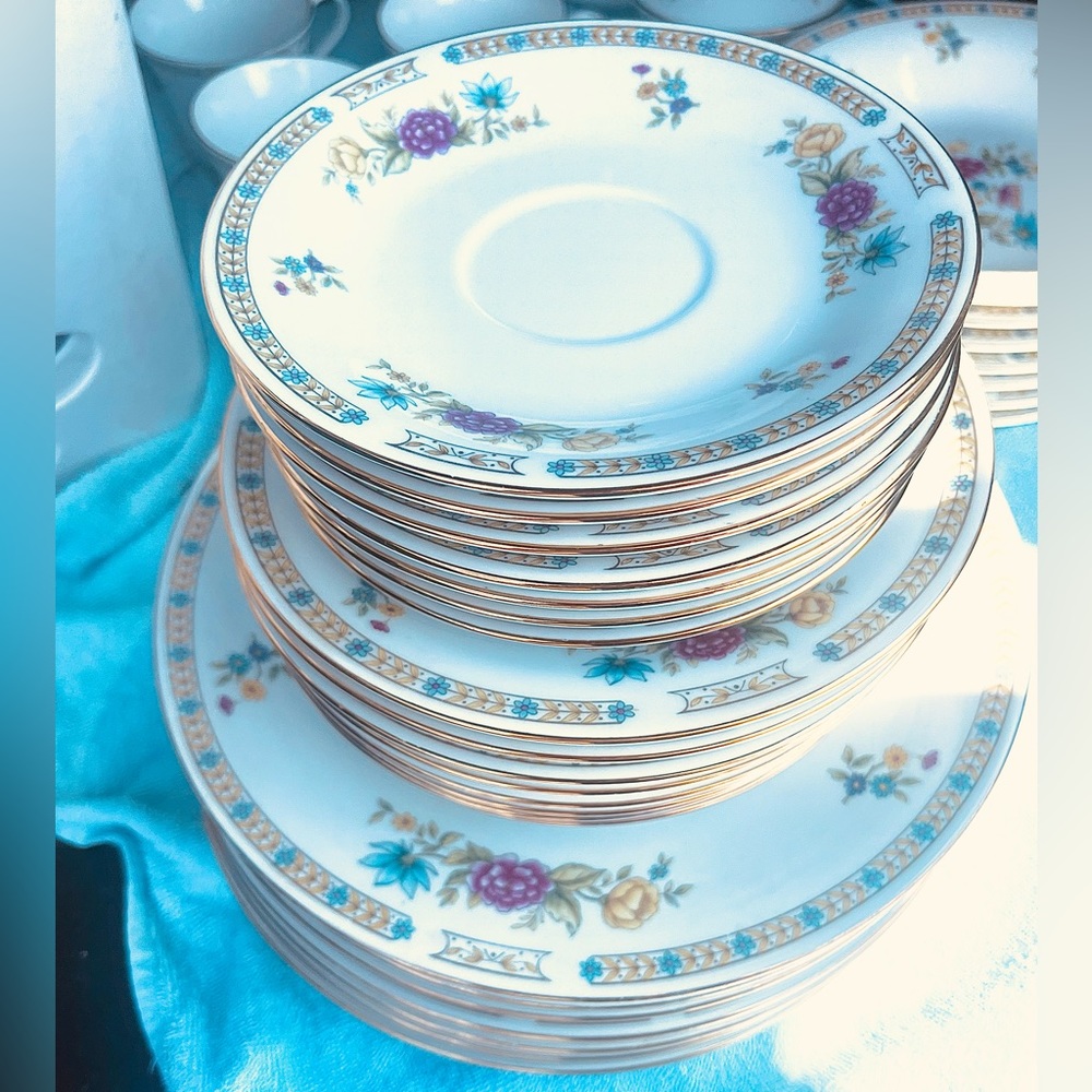 39 piece set LiLing Fine China made in China Yung Shen